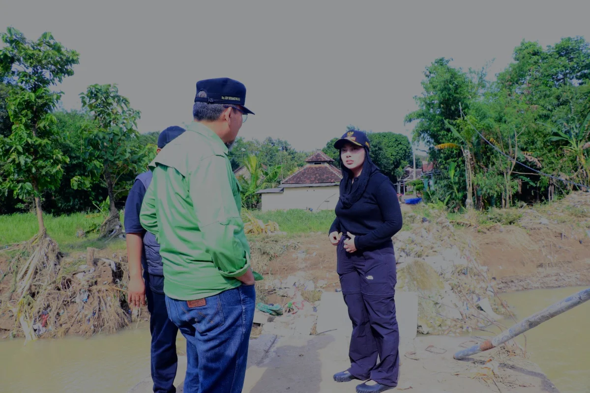 Bupati Brebes Paramitha Widya Kusuma meninjau kawasan Sungai Babakan. Foto dokumentasi peninjauan yang menyertai rilis Pemkab Brebes, 21 Oktober 2026.