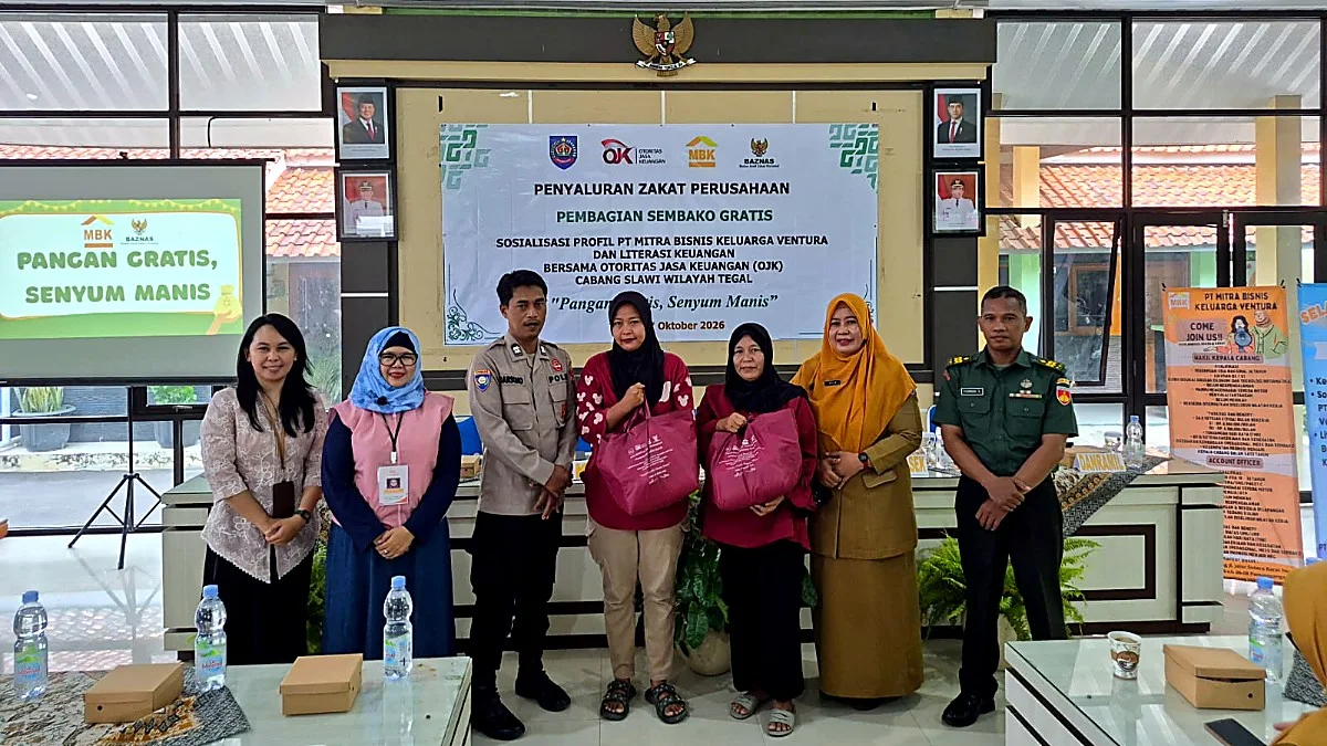 315 Paket Sembako Dibagikan di Slawi, Warga Diingatkan Bahaya Pinjol Ilegal